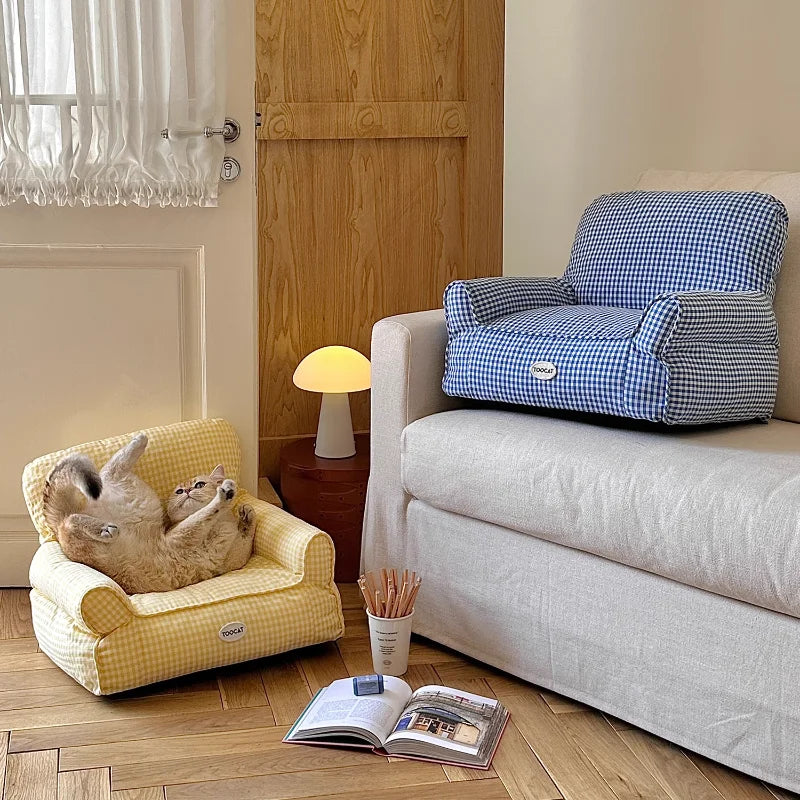 Blue and Yellow resting cat lounge - Luxe